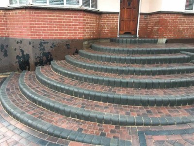 Tiered circular steps with kerbs